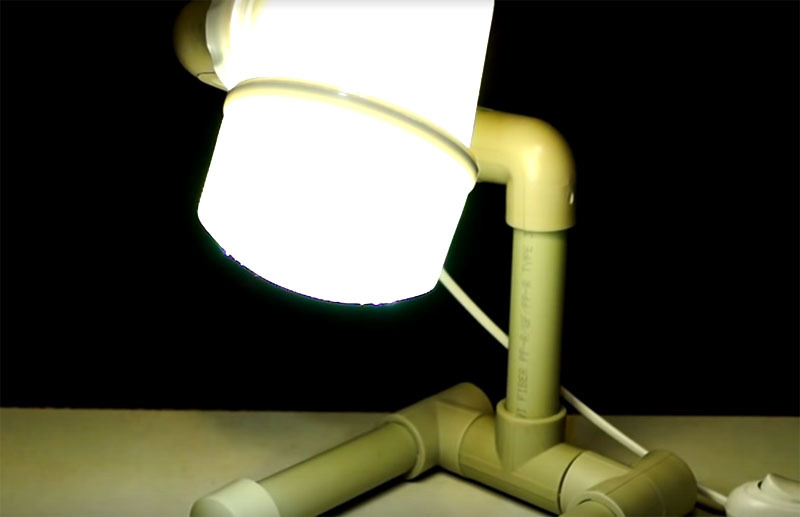 Si enciende la lámpara, el plástico brillará dejando pasar la luz, además, la iluminación se filtrará por los orificios de la tapa de la lámpara, dando un efecto inusual.