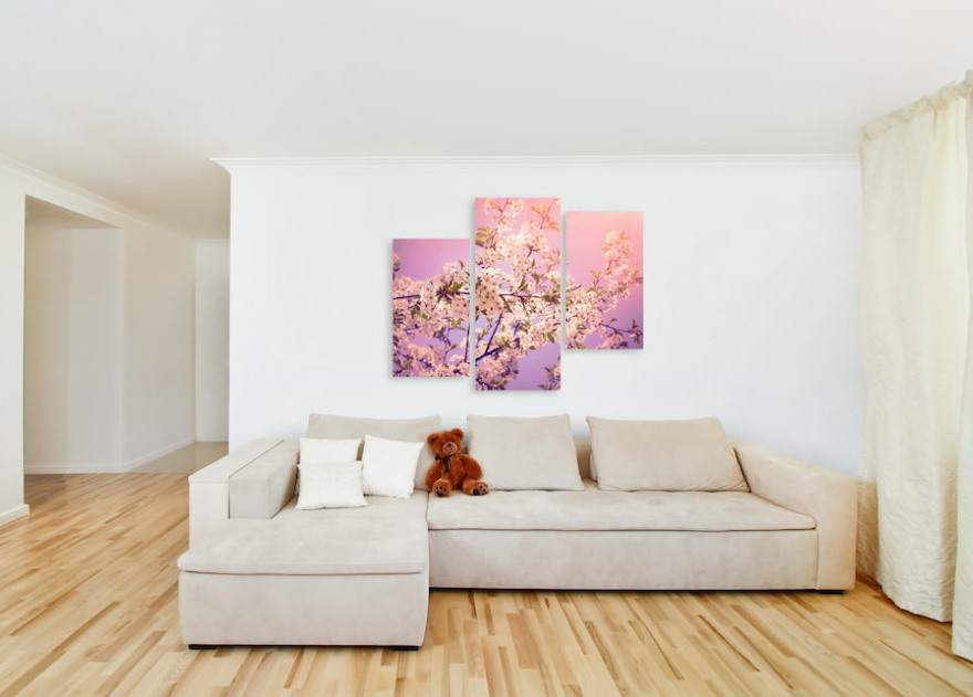 Světlé modulární obrazy v moderním obývacím pokoji