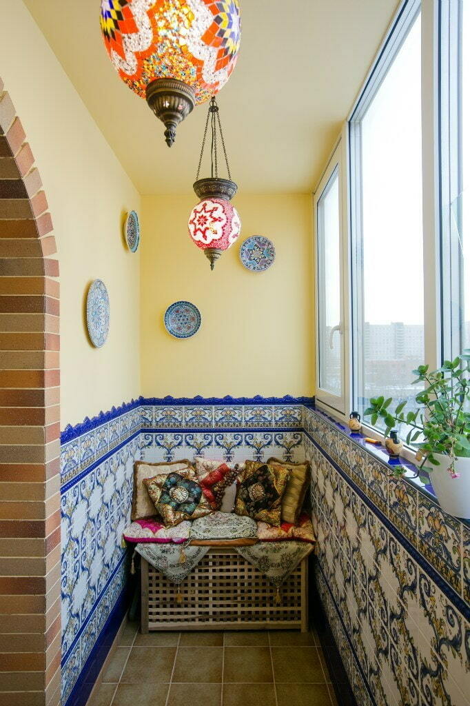 Schöne Lampen auf dem Balkon im orientalischen Stil