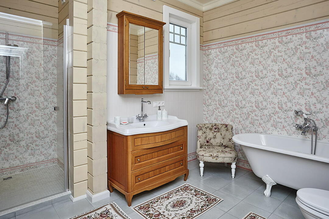 Banheiro estilo provençal em casa de campo
