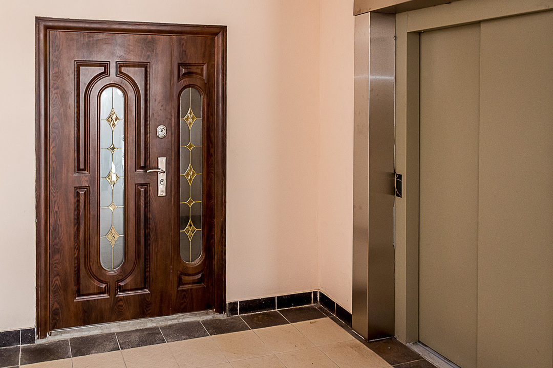 Wooden indgangsdøren til lejligheden: design smukke skråninger indendørs, fotos