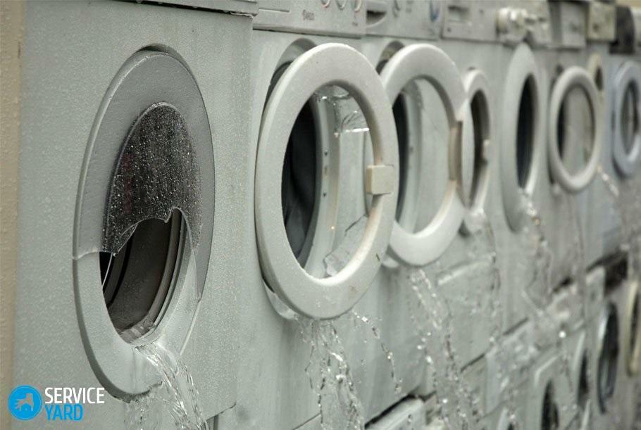 Vaskemaskinen plukker opp vann og umiddelbart avløp - grunnen