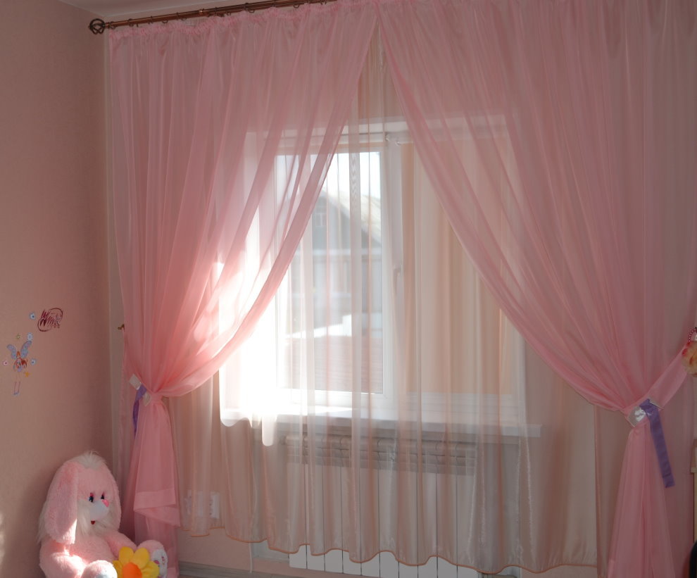 Ankleideraum Fenster für ein helles Mädchen Tüll