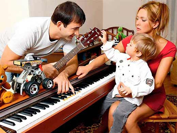 Näyttelijöillä on kotona piano - he soittavat sitä itse ja opettavat lapsia. Elisha siis kuuntelee klassista musiikkia pienestä pitäen ja osaa erottaa huonon sävellyksen hyvästä.