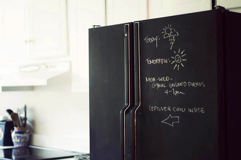 Vous pouvez peindre le réfrigérateur complètement en noir, ou vous pouvez peindre uniquement la porte ou même seulement une partie de la porte, si une grande surface noire ne s'intègre pas bien à l'intérieur