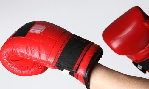 How to choose boxing gloves: we select training equipment
