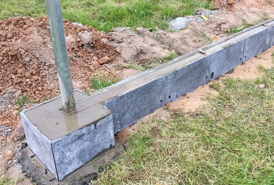 fundações de concreto para cerca com pilares de tijolo
