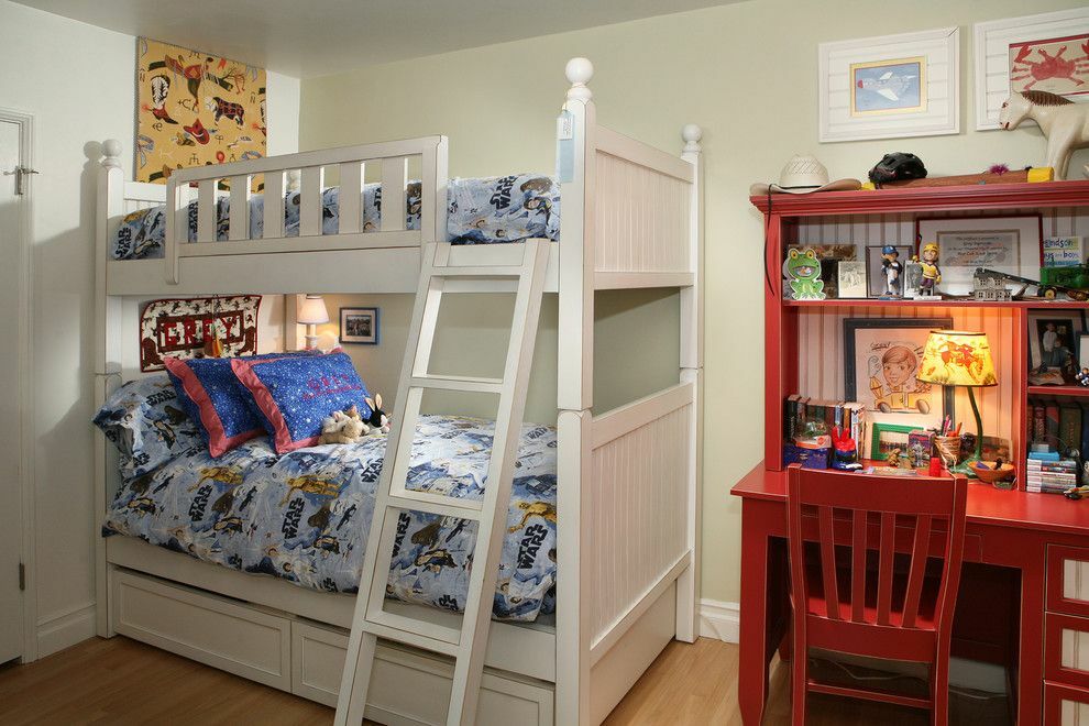 Barnas vegg: med bord, garderobe, seng og andre alternativer, interiørfoto