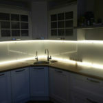 LED-belysning i skåp i lamporna köksarbetsområdet för att hjälpa värdinnan - och nackdelar