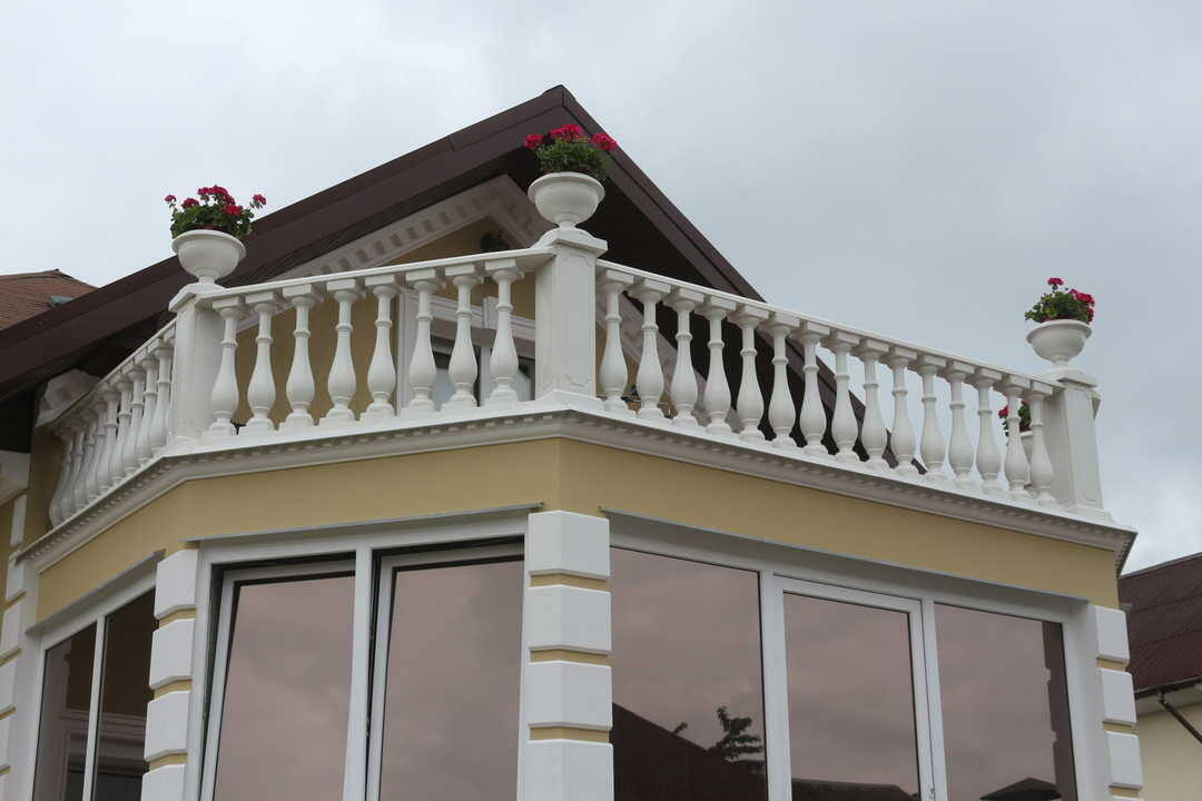 Tvåvåningshus med balkong: designprojekt, fotoexempel med terrass
