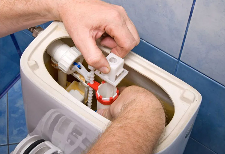 Fließt Wasser in die Toilette ohne Betätigung der Taste oder nach erfolgter Hauptspülung, ist dies ebenfalls ein Zeichen für eine Fehlfunktion der Mechanik.