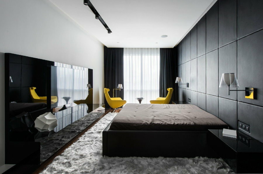 Gula stolar i ett sovrum med en grå vägg