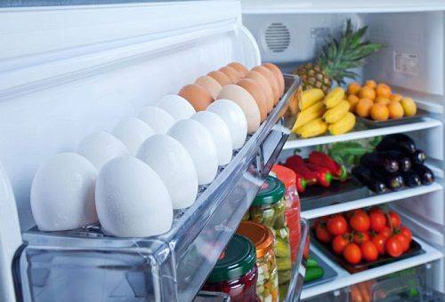 Hoe bewaar je eieren in de koelkast: de optimale periode en omstandigheden