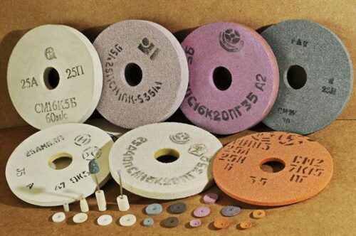 Uz diska novietotie marķējumi norāda gan kopējos izmērus, gan cietību, graudu lielumu