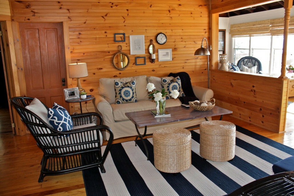 Schwarz-weißer Teppich in einem kleinen Raum eines Holzhauses
