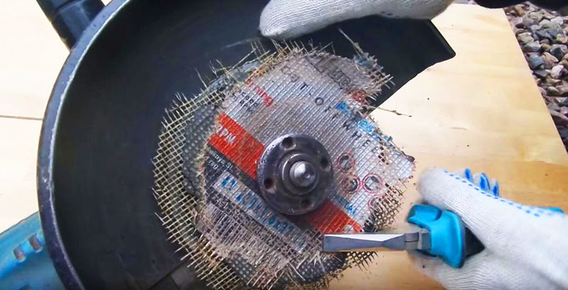 How to unscrew a clamped grinder disc: reverse, heating, tapping