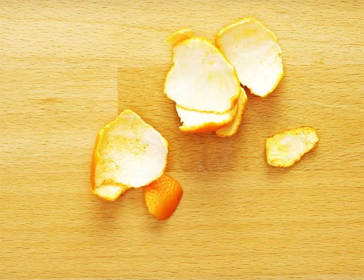 Eine regelmäßige Schale von Zitrusfrüchten hilft bei der Reinigung der Mikrowelle: Mandarine, Orange oder Zitrone