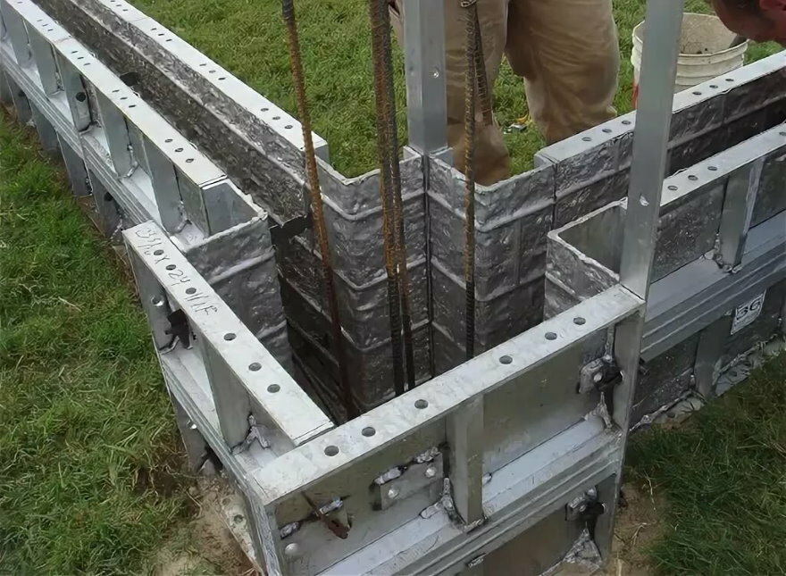 Couler une clôture monolithique dans un coffrage métallique