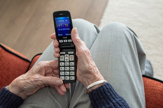 At holde kontakten med forældrene: vælge en telefon med store knapper til ældre og svagtseende