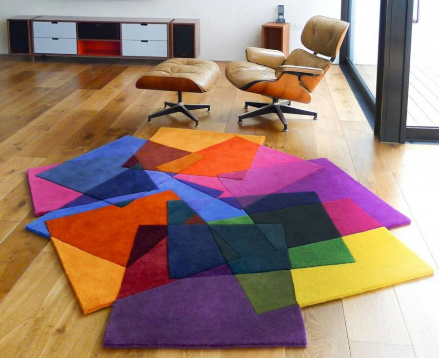 שטיח טלאים על רצפת למינציה
