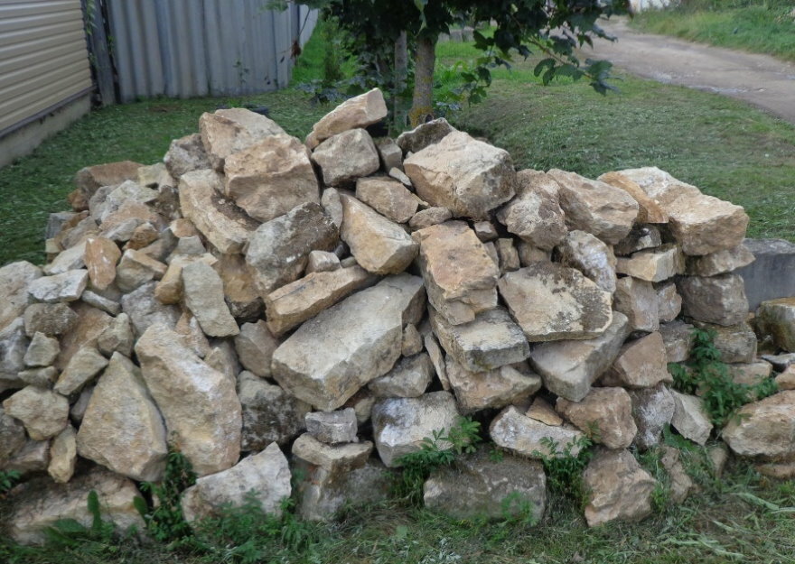 Stenrutor från ett övergivet stenbrott