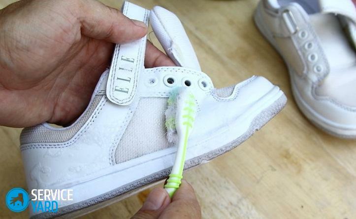 How to wash white sneakers from the grime?