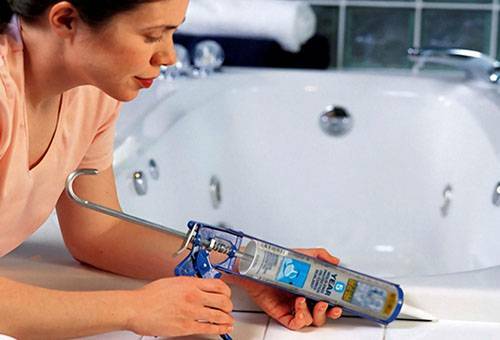 Come rimuovere il sigillante siliconico da piastrelle, vasche da bagno e altre superfici?