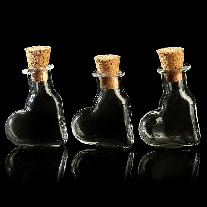 Um conjunto de garrafas de vidro com rolha (3 unidades) 1,5 ml., 2x2,5 cm