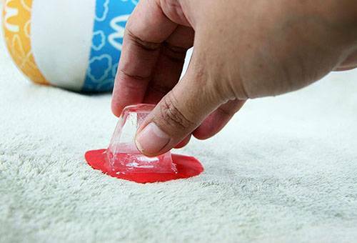 How to remove plasticine from the carpet: return the coating to the purity