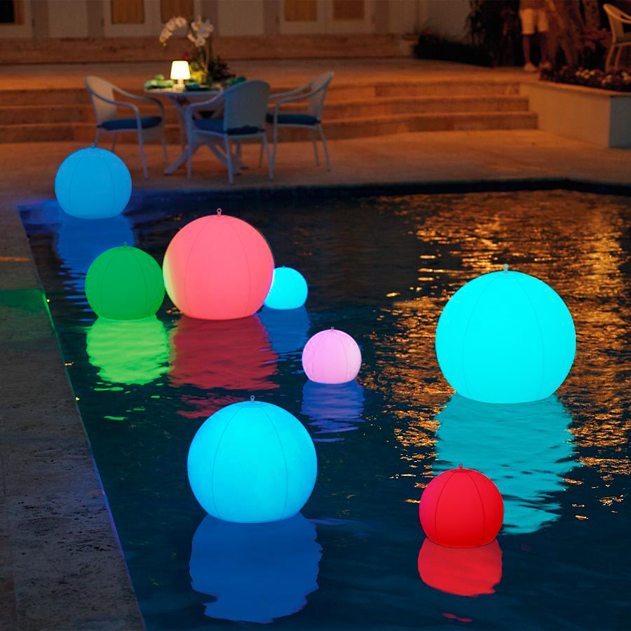 Drijvende lampjes in het zwembad van een landhuis