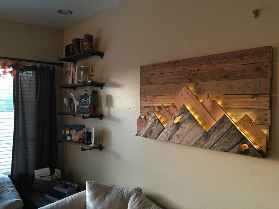 Világított fa panel a kanapé felett a nappaliban