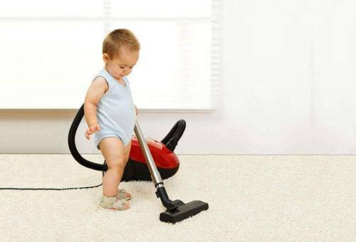 Hvordan rengjør teppe hjemme med brus og andre midler?