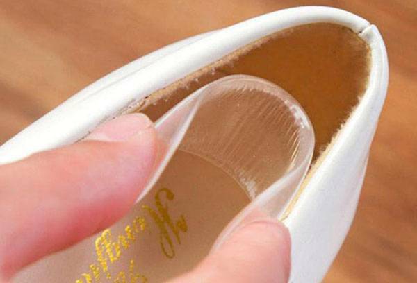 How to carry shoes that rubs the heel: better ways