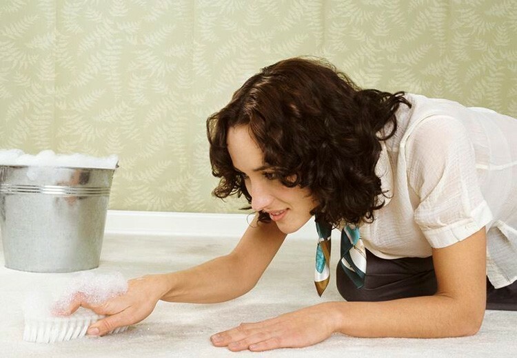 Um hartnäckige Teppichflecken zu entfernen, benötigen Sie Chemikalien und eine Handbürste