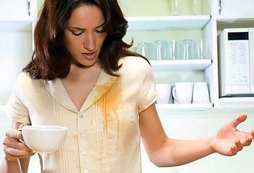 How and how to remove stains from tea from clothes with colored and white fabrics at home?