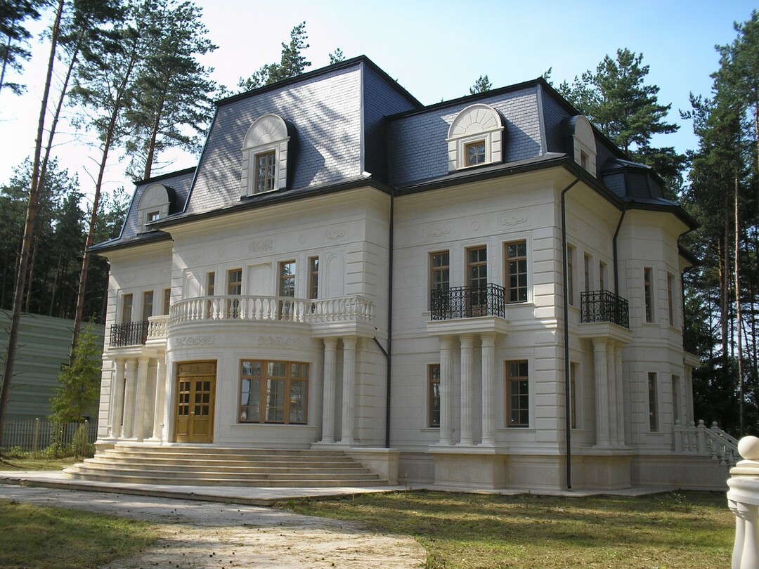 Mansion with stucco molding on the facade