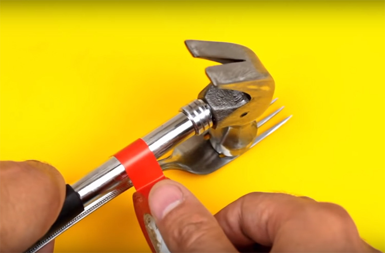 Attacca il martello a una normale forchetta. Fissalo con nastro adesivo o maniglia a nastro alla maniglia
