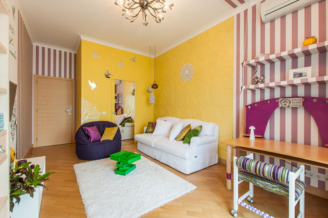 Gele muren in de recreatieruimte van de woonkamer