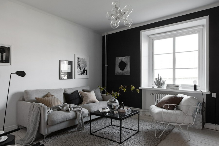 Černá zeď ve skandinávském stylu obývacího pokoje