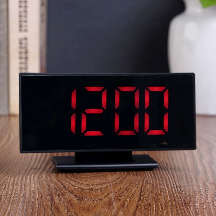 Elektronische wekker met kalender en thermometer, rode cijfers 17х9х4 cm 3AAA