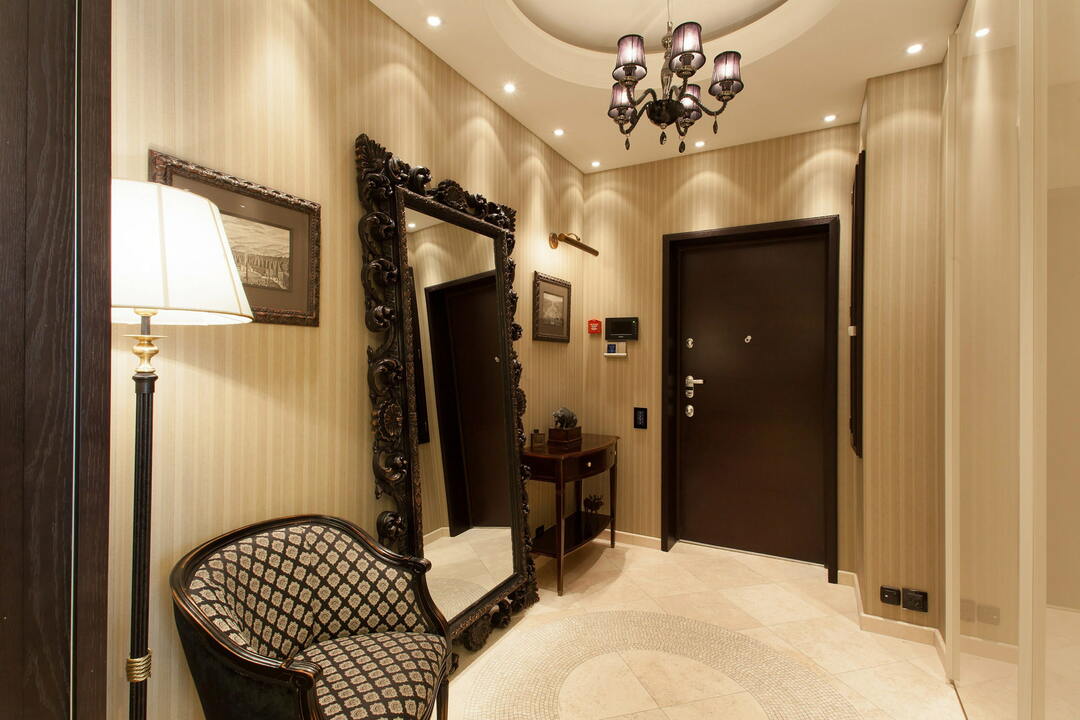 Projeto de um pequeno corredor em um apartamento: exemplos de interiores, fotos de ideias de design