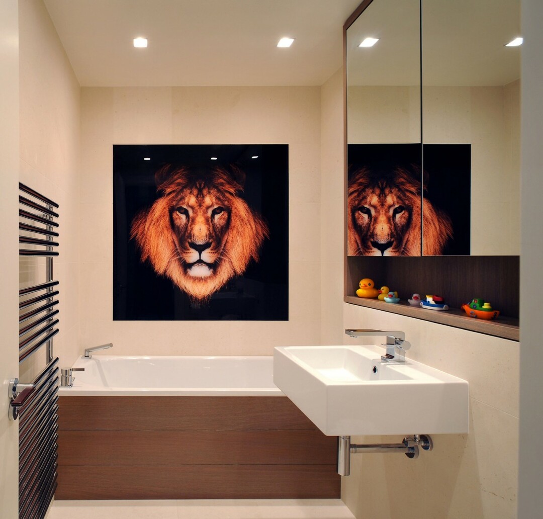 lauva glezna uz vannas istabas sienas