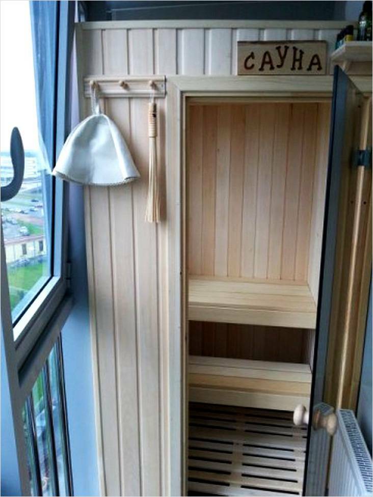 Offene Tür zur Sauna auf dem Balkon der Wohnung