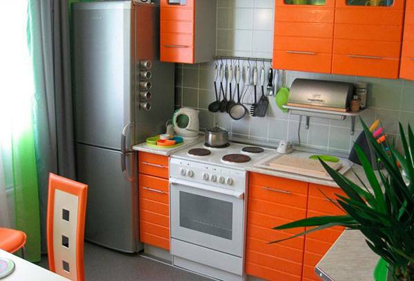 Du kan sette et kjøleskap ved siden av batteriet eller ikke: de mulige konsekvensene