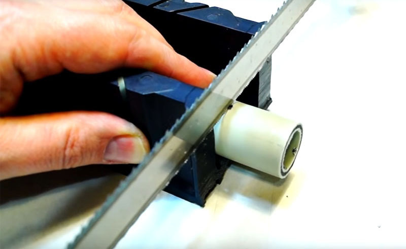 Los tubos de plástico se cortan en pedazos con la misma sierra para metales con la que se corta el plafón