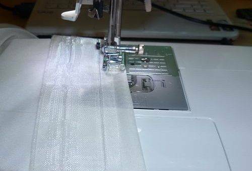 Como corretamente costurar uma fita de cortina em um tule e uma cortina densa?