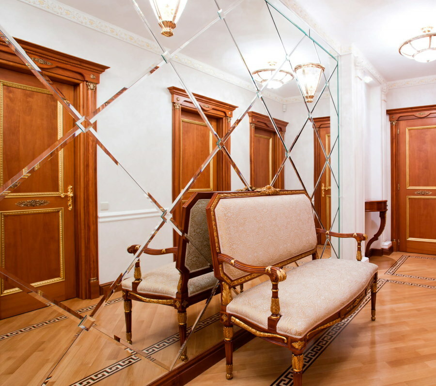 Spegelpanel i korridoren i klassisk stil