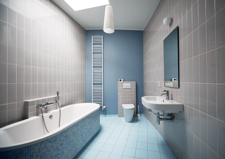 רצפת אמבטיה כחולה עם קירות אפורים