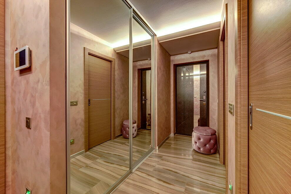 Speglad garderob i en lång korridor