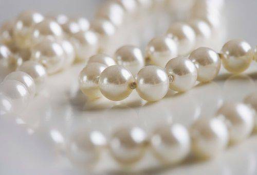 Care for pearls at home: storage, cleaning and recovery